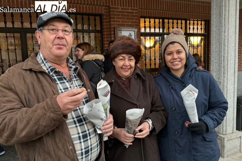 Macotera disfruta en la calle con una animada castañada navideña