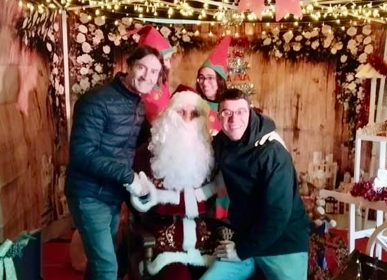 El divertido encuentro del párroco de Peñaranda con Papa Noel: Si no puedes con el enemigo únete a el 