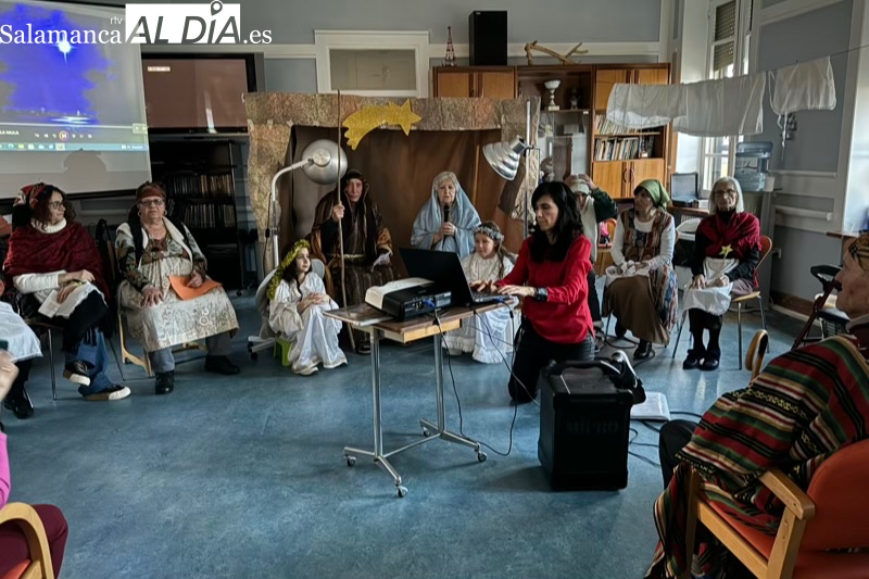 Aplausos para la original obra teatral ofrecida por integrantes del programa Vive en la residencia Sagrado Corazón