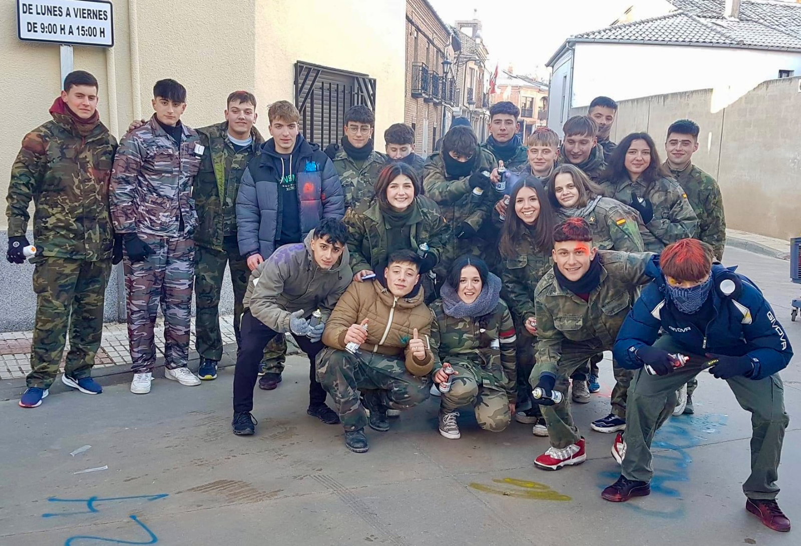 Los Quintos 2006 de Macotera llevan el ambiente festivo a toda la localidad