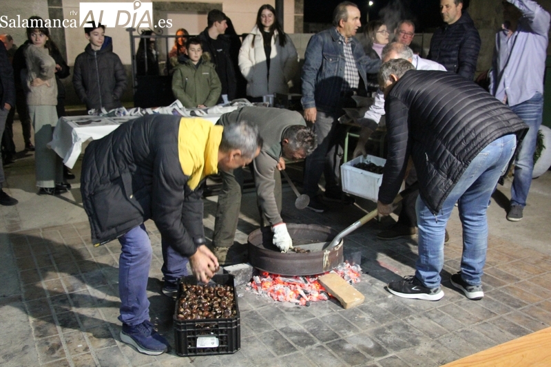 Los juegos de mesa y ricas castañas asadas animan el puente en El Cubo de Don Sancho