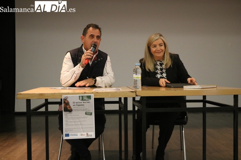 La directora general de Producción Agrícola y Ganadera explica en Vitigudino las novedades de la normativa para explotaciones bovinas