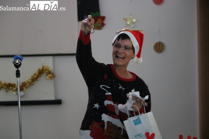 El CEIP Manuel Moreno Blanco de Vitigudino homenajea a Pilar Calles tras 36 años de docencia 