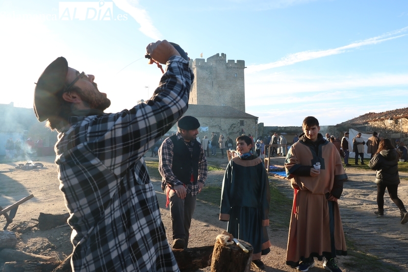 Gran ambiente navideño en San Felices de los Gallegos con una nueva escenificación del belén viviente