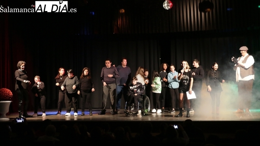 Los usuarios de Asprodes Vitigudino hacen bailar al público en una bonita y emotiva Gala por la Visibilidad