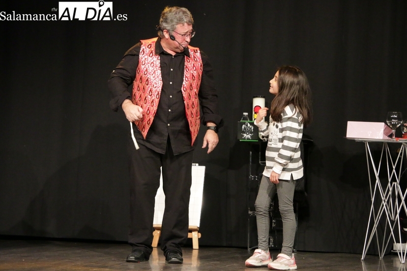 Pequeños y mayores disfrutan en Vitigudino con el espectáculo de ventrilomagia del Mago Lossar