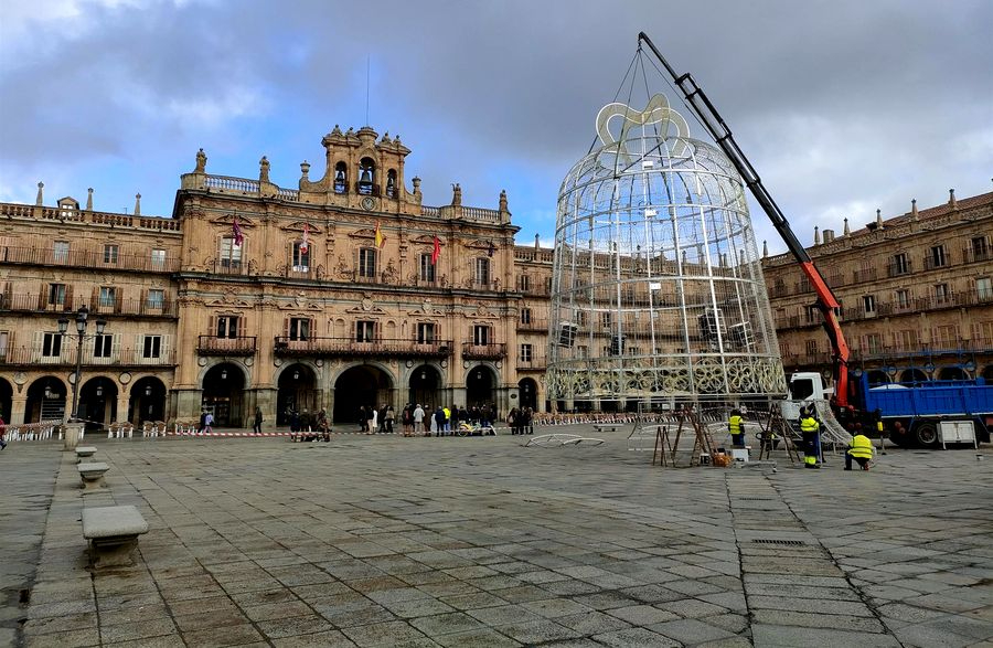 Empieza la transformación navideña de la Plaza Mayor 