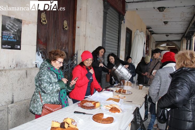 Tradicional reparto de castañas y chocolate de Manos Unidas