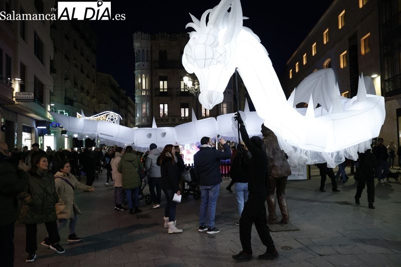 Los dragones del Pasacalles Drakarys contagian a los más pequeños de su magia