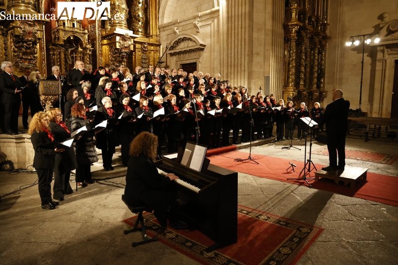 El Coro Santa Cecilia y el Coro de Cámara de la Escuela Municipal emocionan en la Clerecía
