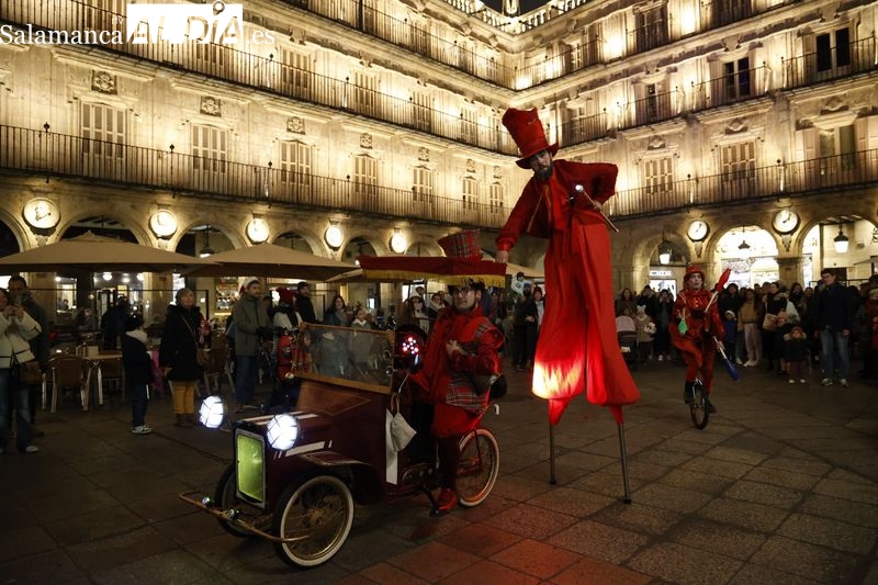 El pasacalles de El Niño Lápiz llena el centro de color