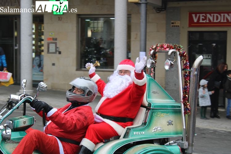 Papá Noel llega a la villa ducal rodeado de motos