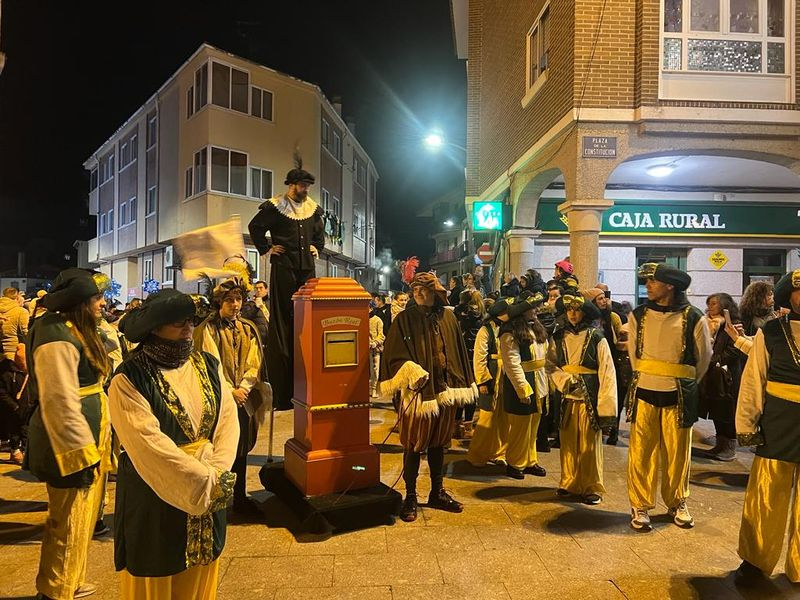 Medio millar de personas en el pasacalles del Cartero Real en Carbajosa 