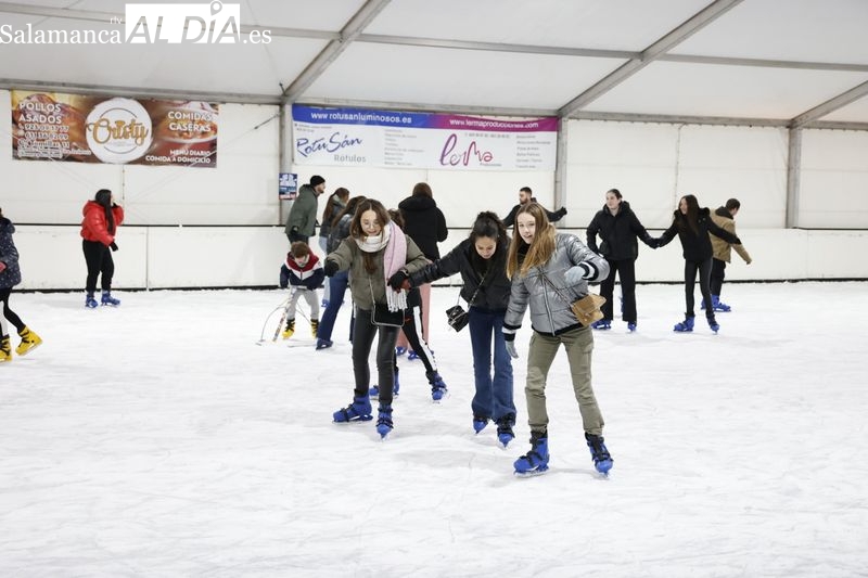 Los salmantinos hacen cola para patinar en la pista de hielo