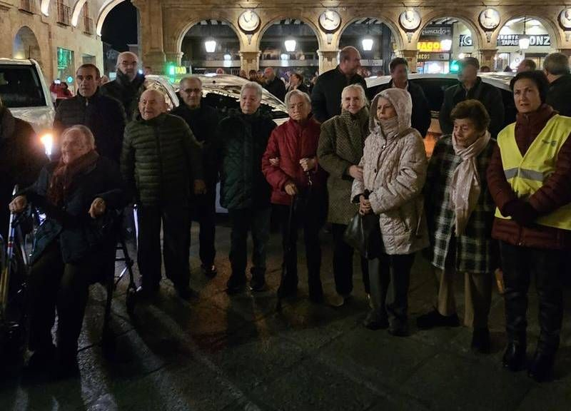 Los mayores de la residencia Montevideo disfrutan de la iluminación navideña