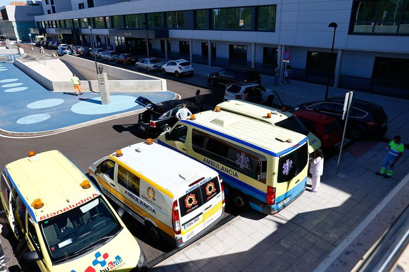 Dos heridos al caer un autobús por un puente en Linares de Riofrío