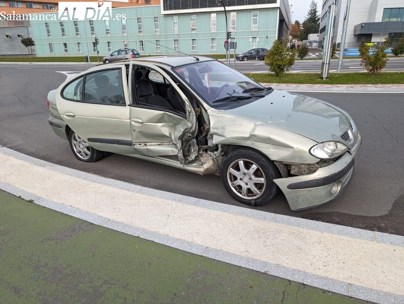 Fuerte colisión entre dos coches frente al Hospital Clínico de Salamanca