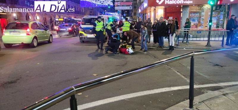 Un repartidor de comida rápida, herido al caer de la moto en la calle Correhuela