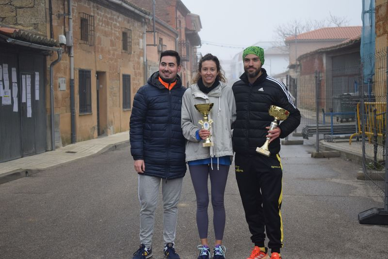 Héctor Rodríguez y Sandra López, ganadores de la San Silvestre Vellesina