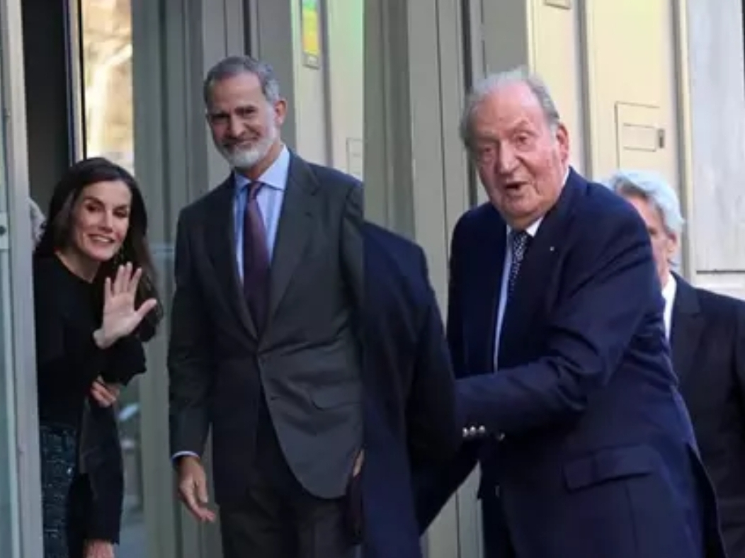 La Infanta Elena consigue reunir a los Reyes, Don Felipe y Doña Letizia, con Don Juan Carlos en su cumpleaños