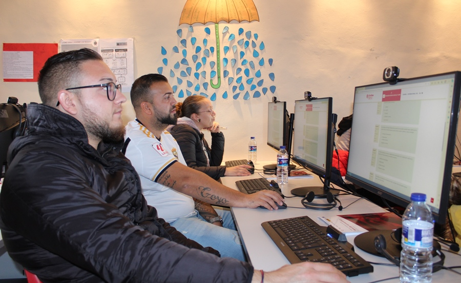 14 personas adquieren competencias digitales con Cáritas