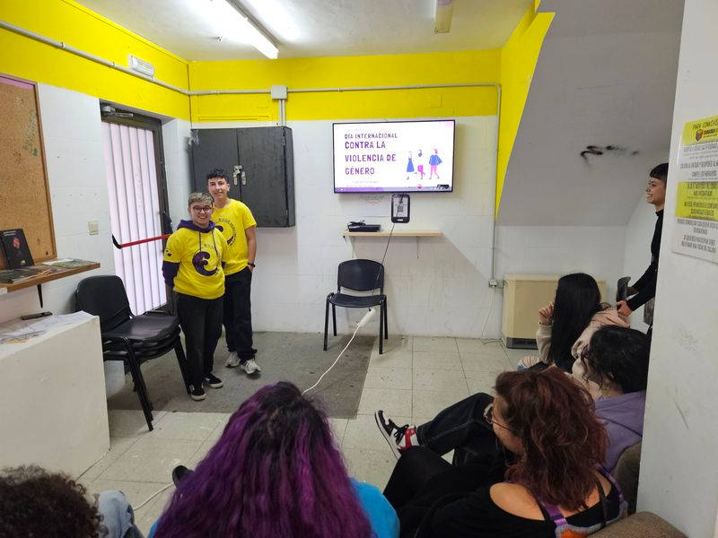 Adolescentes forman a sus compañeros en igualdad de género