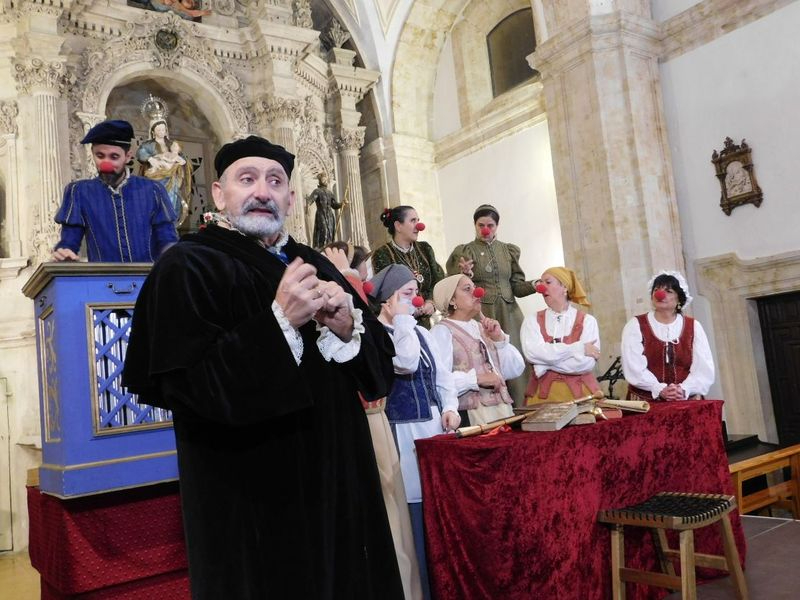 Villamayor disfruta con la obra Buscando a Nebrija