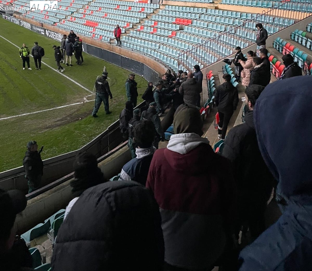 Lío en el Helmántico con la Guardia Civil poniendo paz: el Fondo Sur entra en cólera ante una supuesta provocación de Dueñas