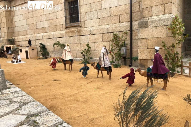 Los vecinos de Villavieja instalan el belén artesanal en los aledaños de la iglesia