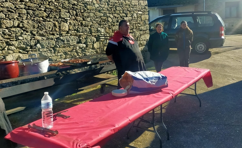 Los vecinos de Peralejos e Abajo reciben la Navidad con una copiosa comida a la parrilla