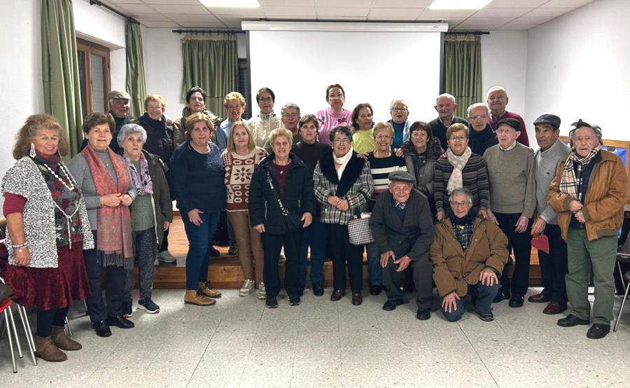 Los usuarios del Servicio de Mayores de Cáritas festejan la cercanía de la Navidad