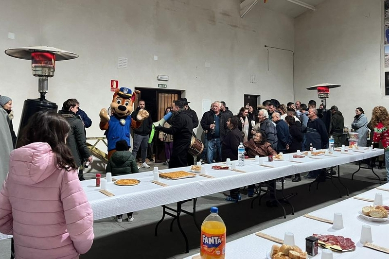 Los vecinos de Gejo de los Reyes celebran la Navidad con una castañada y cena para todos