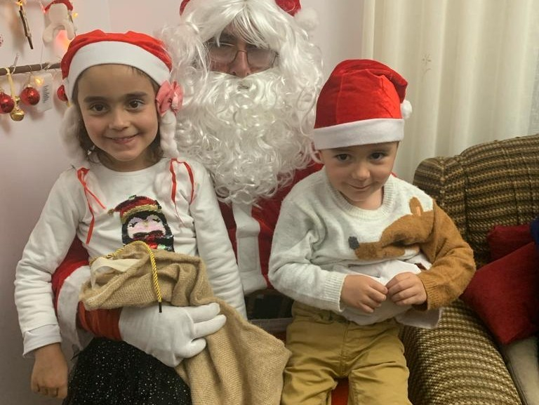 Papa Noel deja sus regalos a los niños y mayores de Olmedo de Camaces