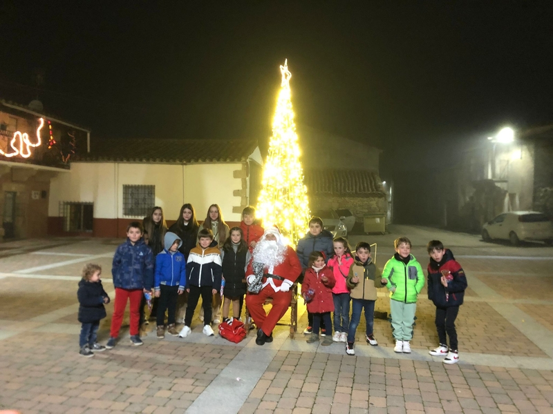 Papá Noel deja sus regalos a los niños de Guadramiro 
