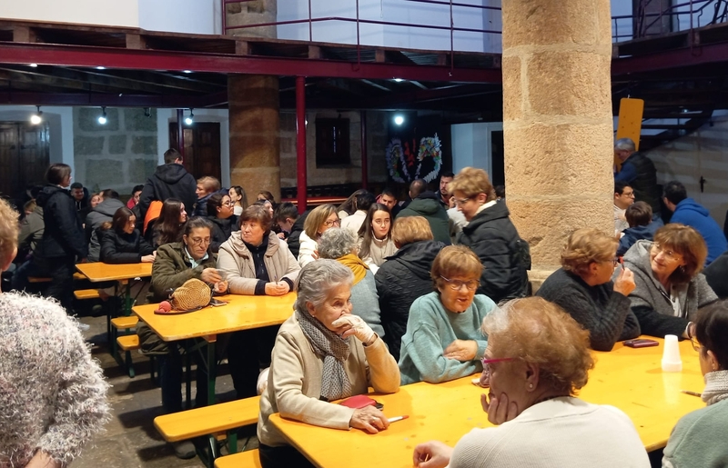 Animado bingo navideño en San Felices de los Gallegos
