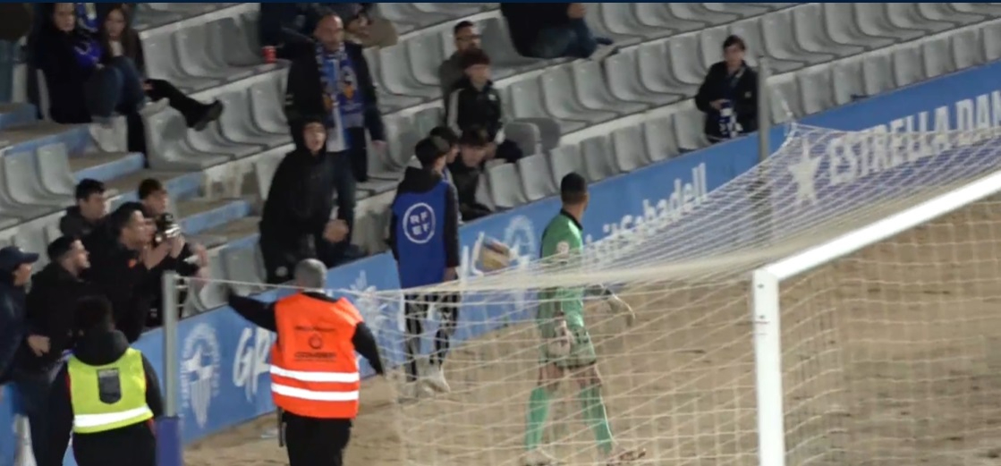 Un aficionado del Sabadell da un pelotazo a Cacha y Nespral acaba expulsado en Unionistas; Ramiro y Giménez, sancionados