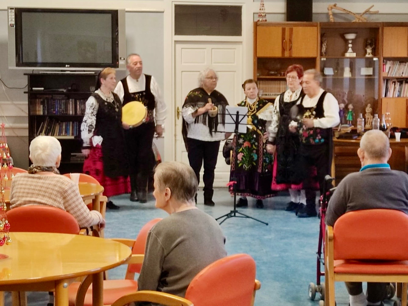 Clásicos y bailes, protagonistas de la actuación del grupo Los Cuatro Caños en la residencia Sagrado Corazón 
