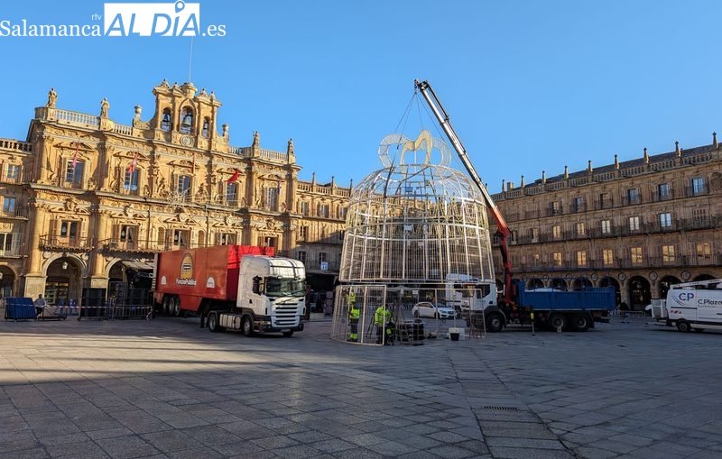 Retiran la gran campana navideña de la Plaza Mayor 