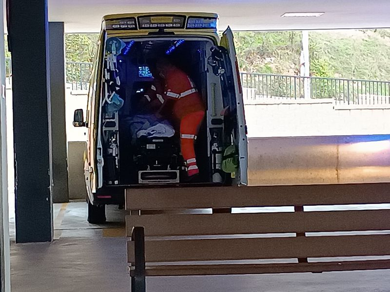 Una mujer, herida tras caerle en la cabeza un semáforo