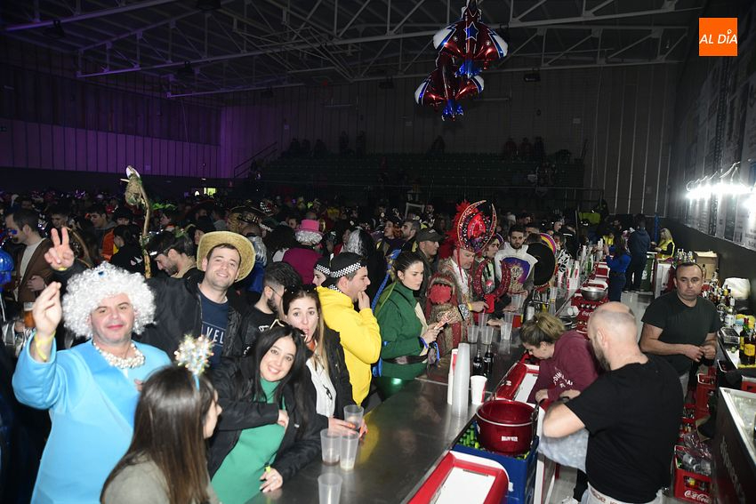 Sale a licitación por 1.000€ la instalación de una barra para los bailes de disfraces y Piñata