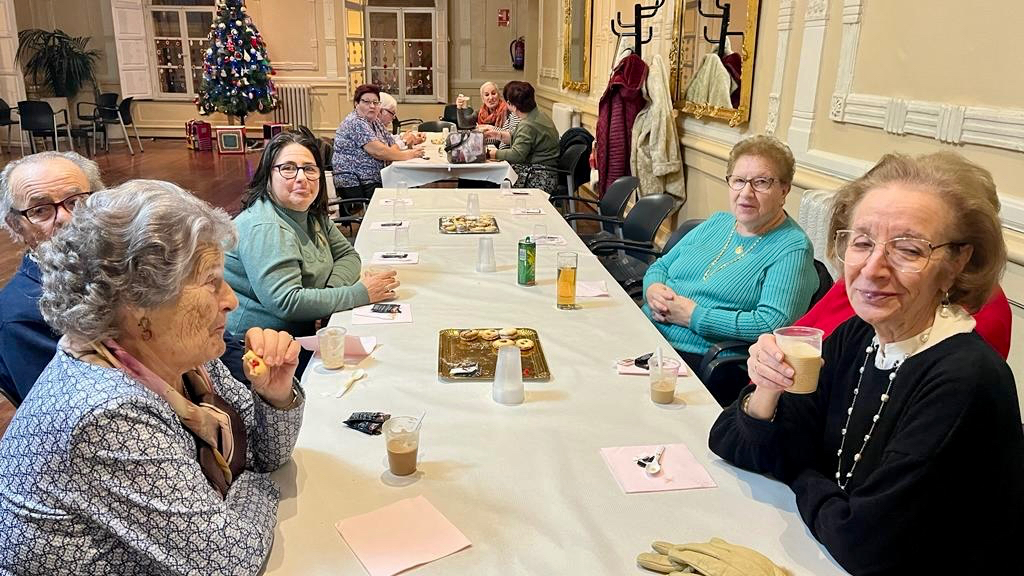 Bailes y brindis por un gran 2024 protagonizan la fiesta navideña con los mayores
