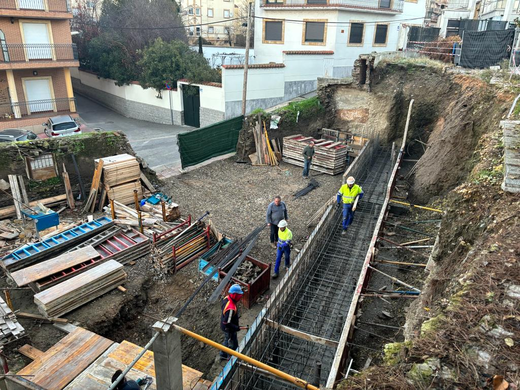 El Ayuntamiento invierte 150.000 euros en reconstruir el dañado muro del Espolón