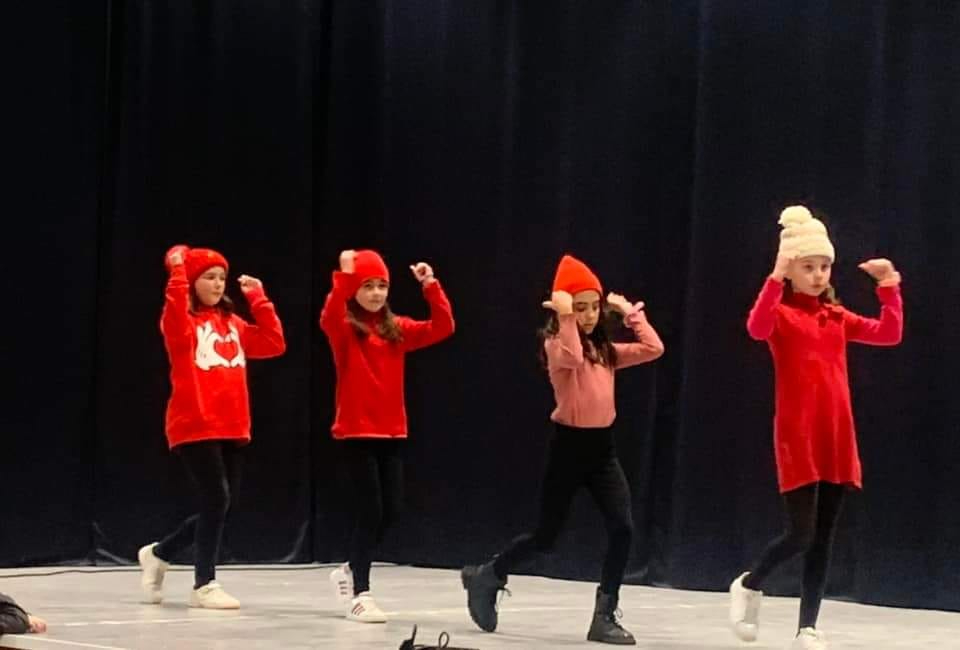 Buen ambiente y vistosos espectáculos en el Festival Solidario de Doñinos