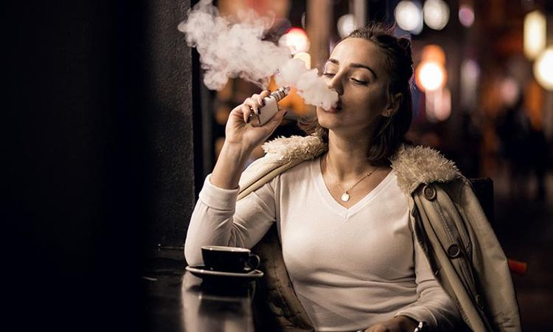 Sanidad va a regular los vapeadores porque son la antesala del tabaquismo