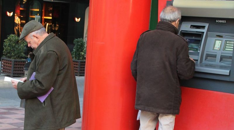 Mayores de 65 años y discapacitados no pagarán comisiones a los bancos por retirar efectivo en ventanilla