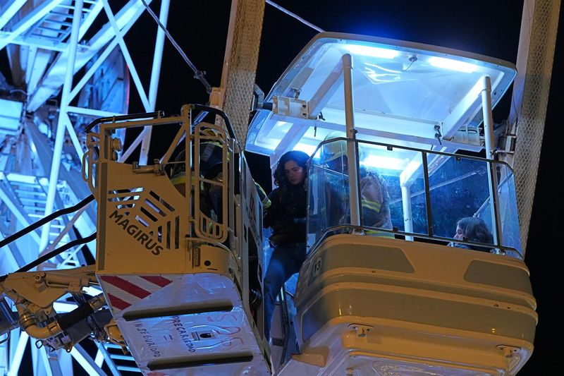 Bomberos rescatan a cerca de 90 personas de la noria de San Sebastián