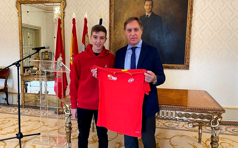 Homenaje del Ayuntamiento a Samuel Rivas, campeón del mundo de pádel de menores