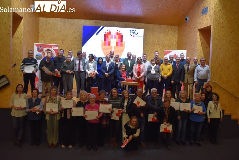 Cruz Roja ensalza el poder transformador del voluntariado en la sociedad y otorga sus medallas a la trayectoria solidaria