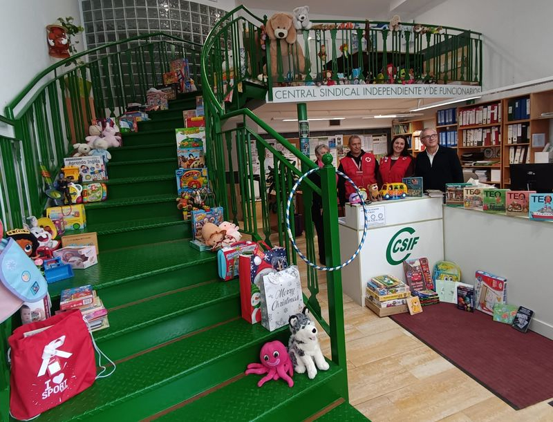 CSIF entrega a Cruz Roja los juguetes recogidos entre sus afiliados