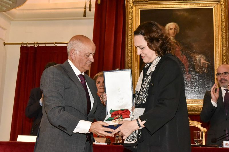 La jurista Magdalena Valerio recibe la Gran Cruz de la Justicia Social de manos del salmantino Joaquín Merchán
